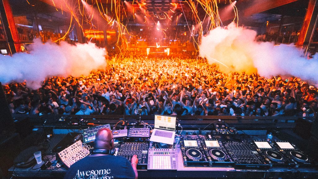 Large crowd with confetti and smoke at the nightclub Fabrik Madrid