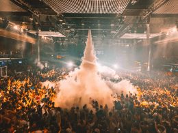 Una gran multitud en una discoteca con humo saliendo del techo en Fabrik Madrid