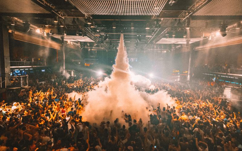 Una gran multitud en una discoteca con humo saliendo del techo en Fabrik Madrid