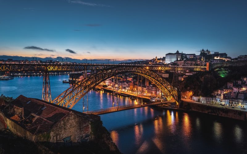 El puente portugués al atardecer en Oporto, Portugal.