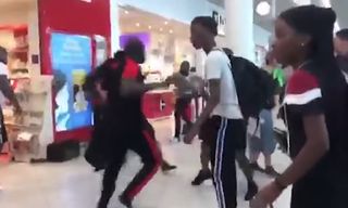 Featured image for: Vídeos increíbles de la brutal pelea entre los raperos Booba y Kaaris en el aeropuerto de Orly en París