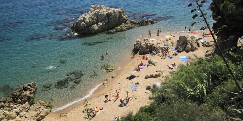 playa les roques calella de mar guia erasmus barcelona xceed