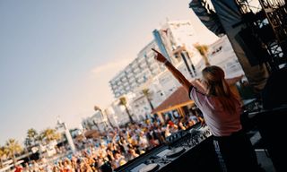 Featured image for: Los 10 temas más buscados en Shazam durante el 2019 en Ibiza