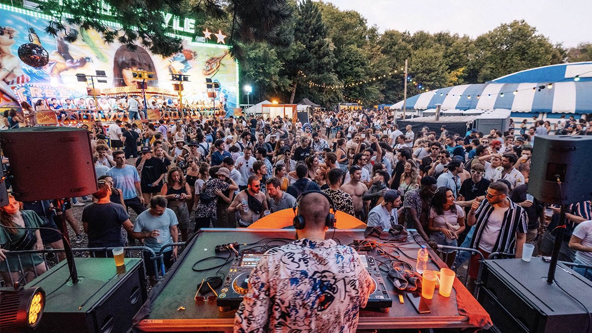 Mad Circus en français, voilà ce que ça donne : La folle fête électro de Madame Loyal débarque en force en France pour enflammer la scène lors de ses prochains événements !