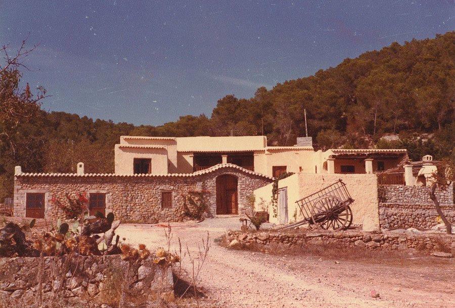 Antigua casa que con el tiempo se convirtió en el famoso hotel Pikes Ibiza en Ibiza, España