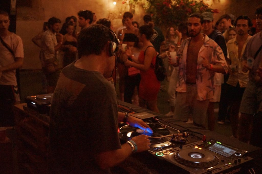 Público bailando mientras pincha el DJ en el MEF Fest Mallorca