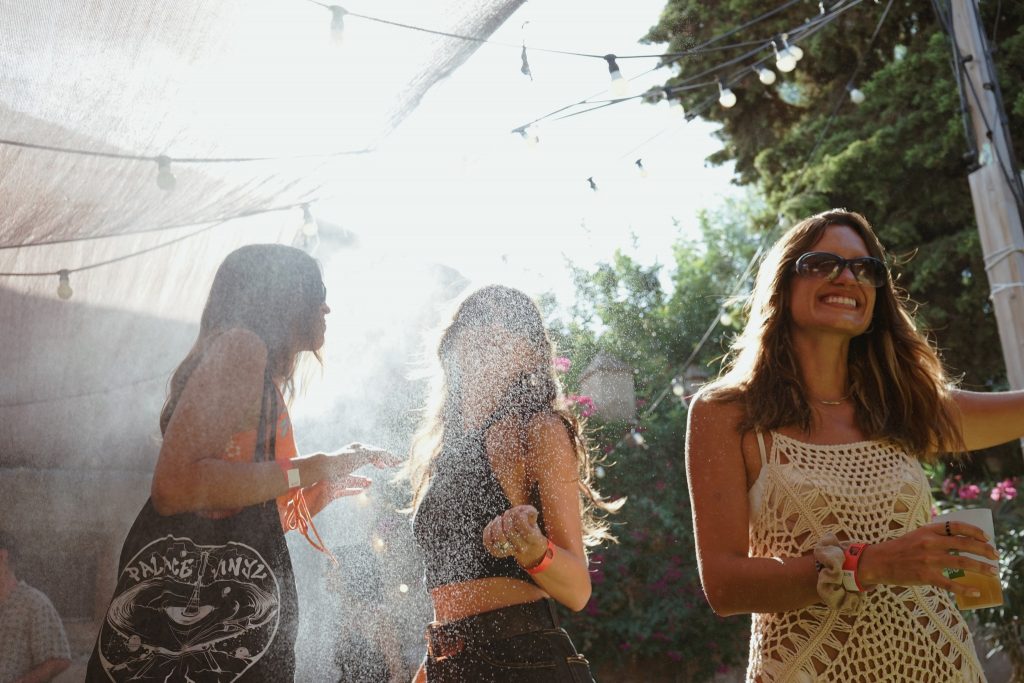 Chicas con gafas de sol bailando durante la tarde en Mallorca
