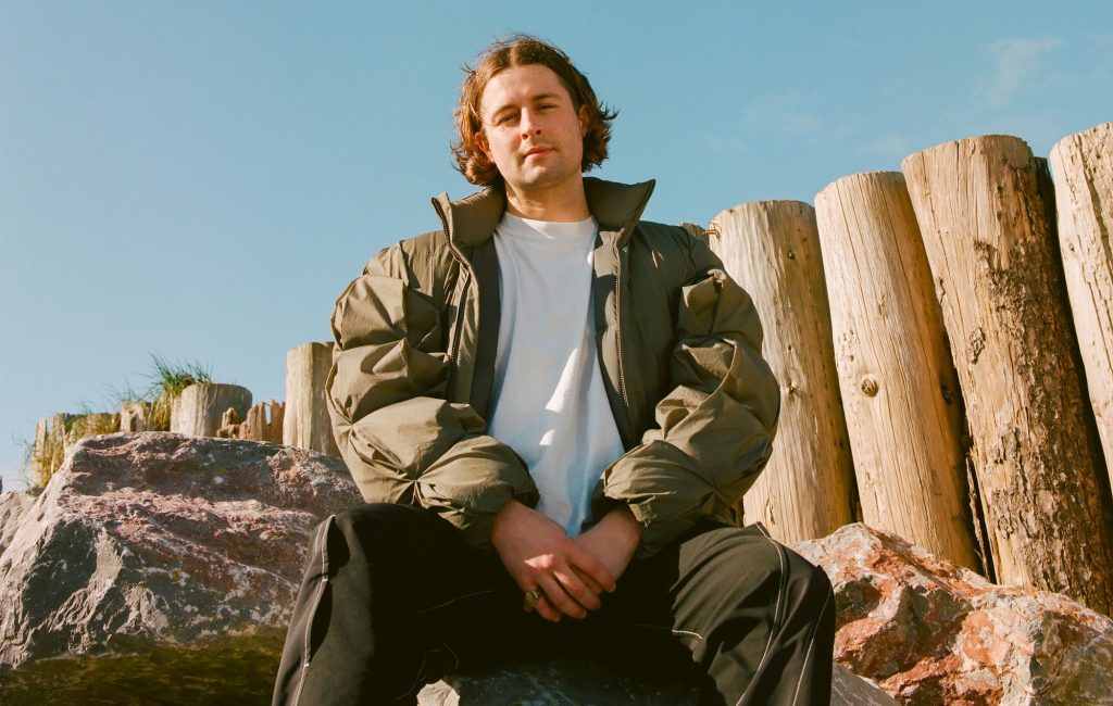 Mall Grab, artista y productor, sentado en una montaña de madera