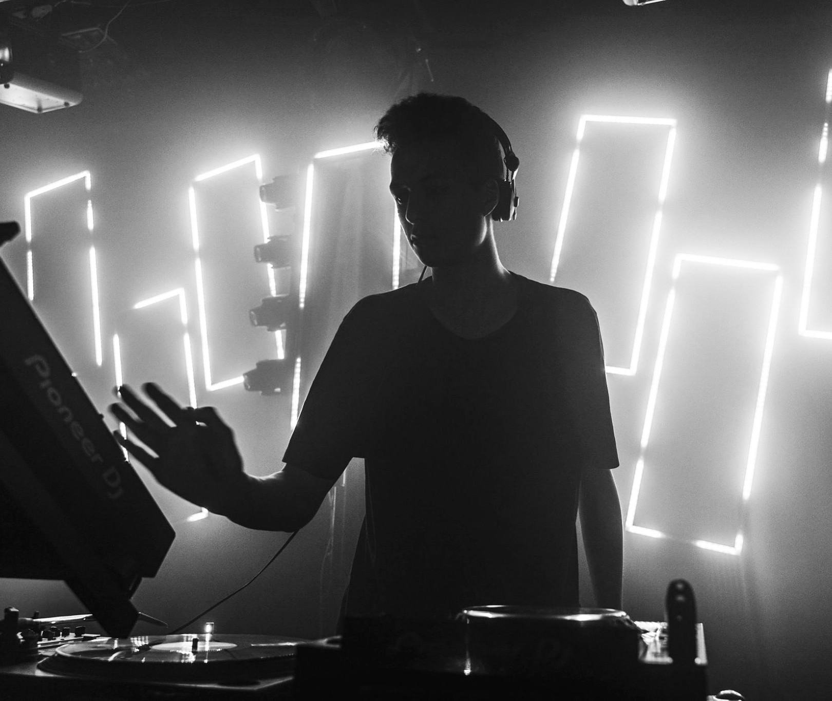 Top 5 artists from France to keep an eye on this season