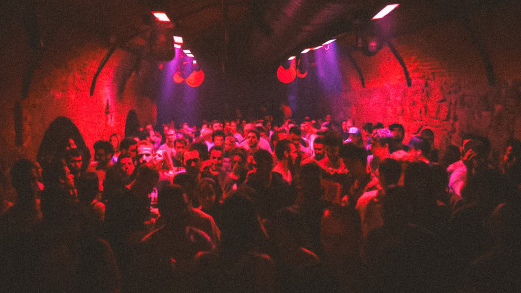 Una multitud de personas en una discoteca llamada Gare en Oporto, Portugal