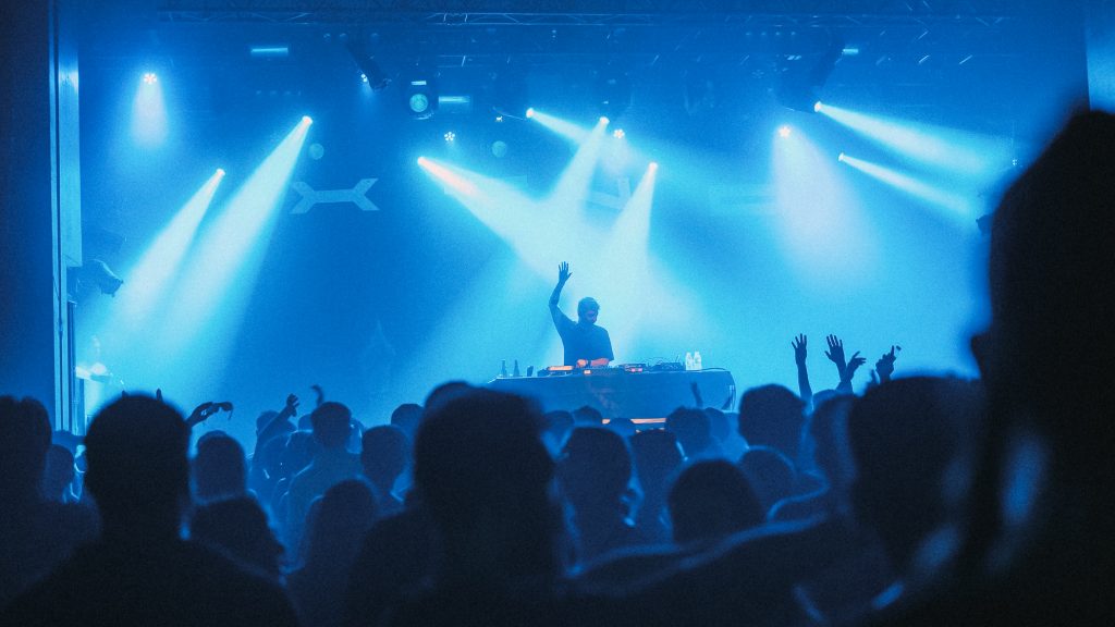 Una multitud de personas en un DJ set en Hard Club Oporto, Portugal