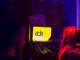 Yellow lightning sign with the words ADE 2023 for Amsterdam Dance Event