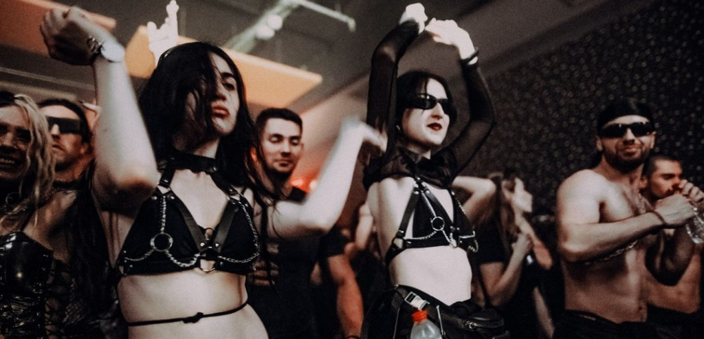Chicas bailando con ropa negra en uno de los clubs techno en barcelona