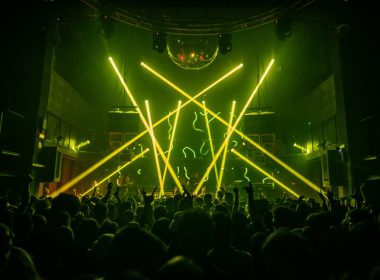 lasers y gente bailando en un club techno en barcelona