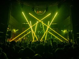 laser e gente che balla in un club techno di Barcellona
