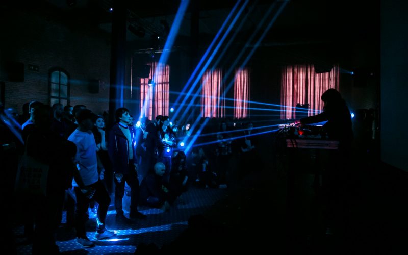 crowd dancing in front of blue lasers mutek barcelona 2024