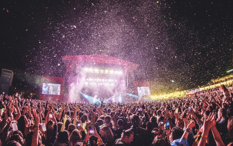 mallorca live festival 2024 stage, crowd and confetti