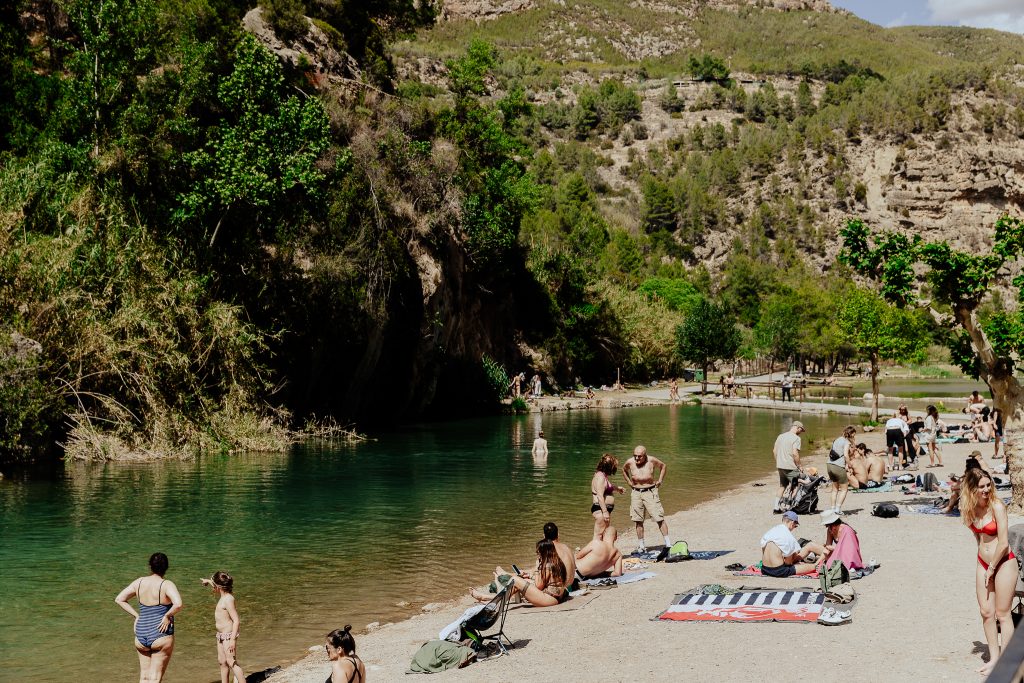 Festival attendees enjoying the scenic riverside at Montanejos, a natural paradise that hosts Días de Campo 2025.