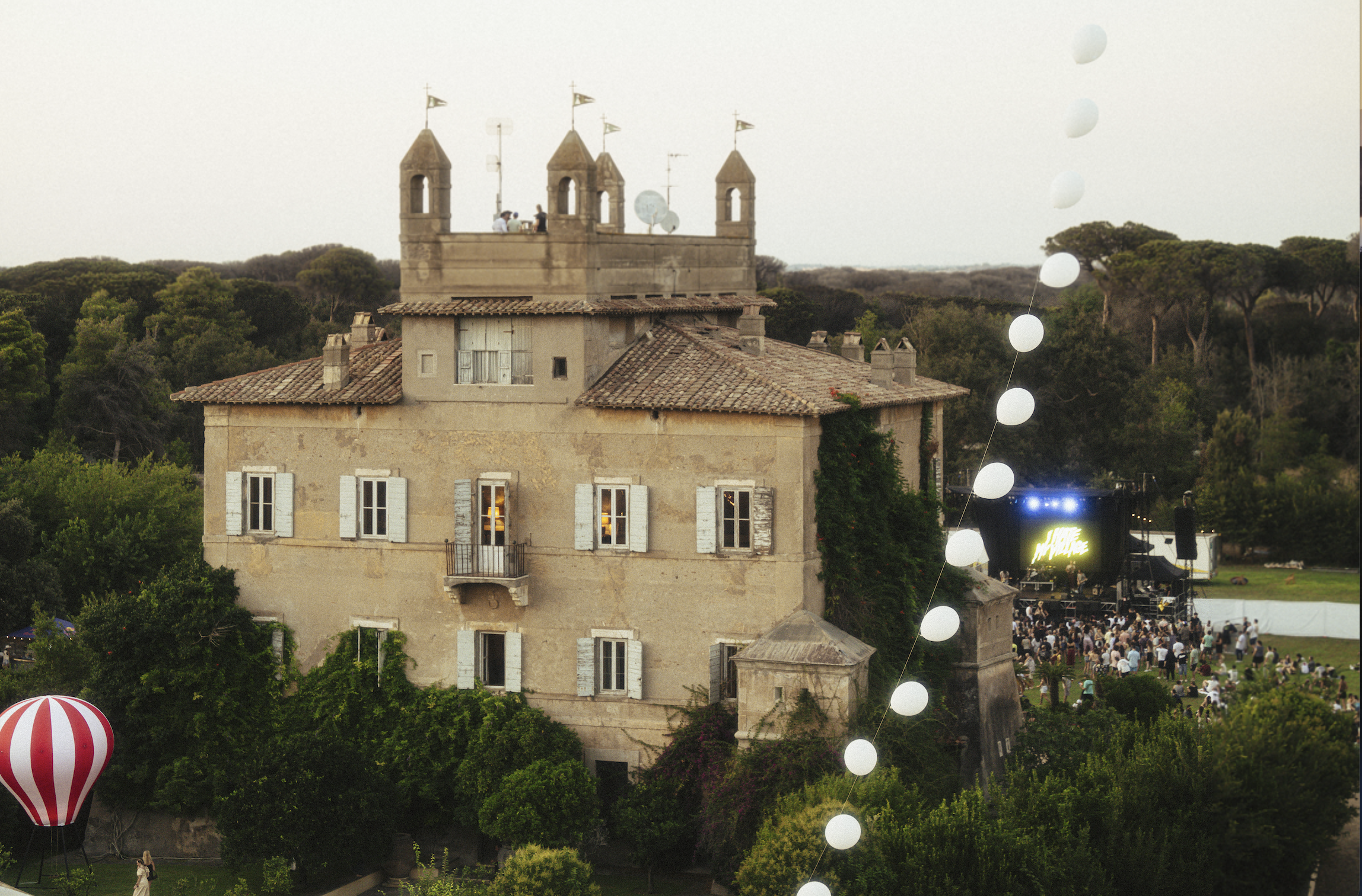 Interview with SUPERAURORA: Grooving through Rome’s historic grounds