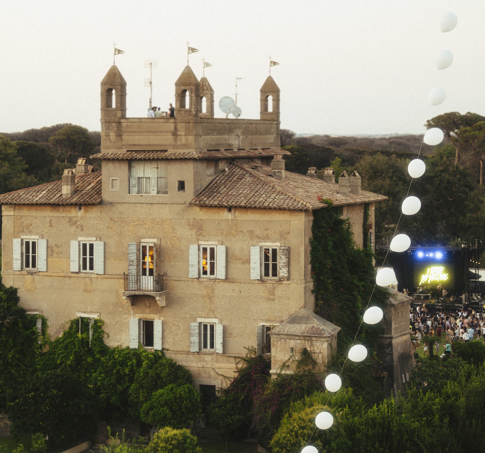 Interview with SUPERAURORA: Grooving through Rome’s historic grounds