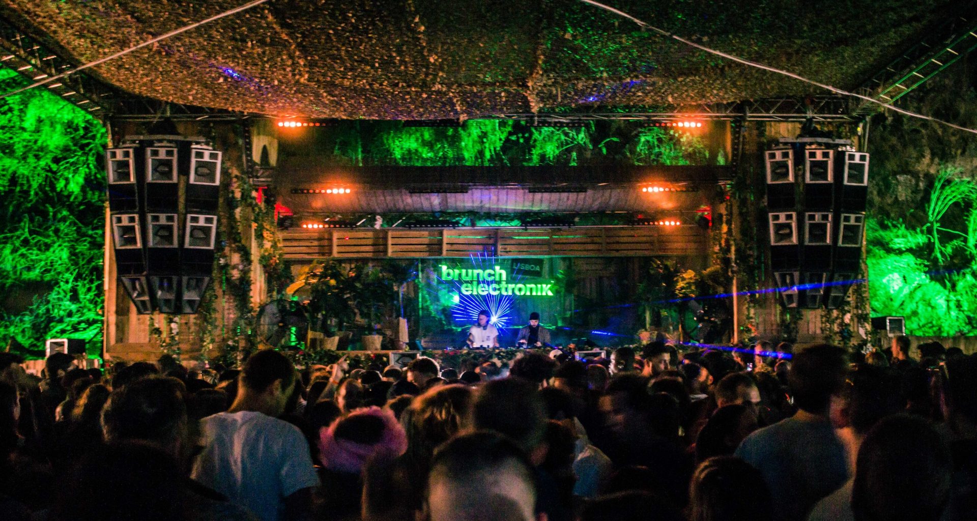 Crowd enjoying an open-air DJ set at Brunch Electronik Lisboa 2025 in Tapada da Ajuda