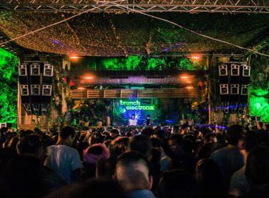 Crowd enjoying an open-air DJ set at Brunch Electronik Lisboa 2025 in Tapada da Ajuda