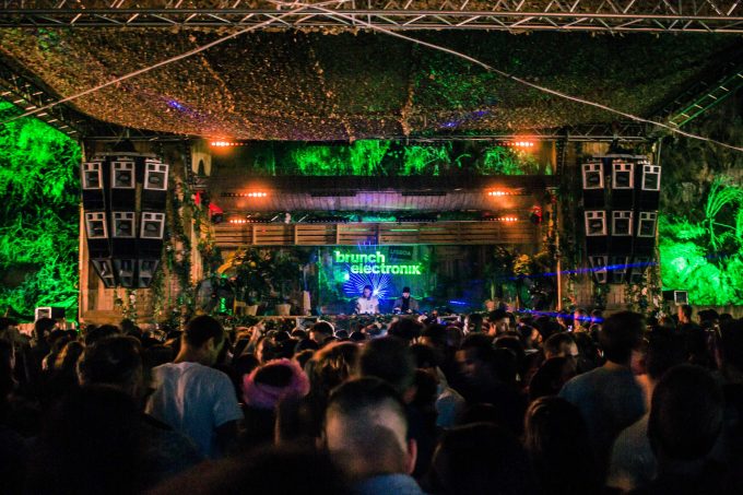 Crowd enjoying an open-air DJ set at Brunch Electronik Lisboa 2025 in Tapada da Ajuda