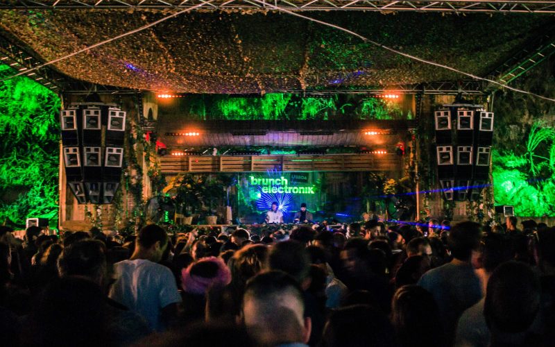 Crowd enjoying an open-air DJ set at Brunch Electronik Lisboa 2025 in Tapada da Ajuda