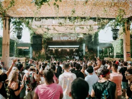 Crowd enjoying an open-air DJ set at Brunch Electronik Lisboa 2025 in Tapada da Ajuda