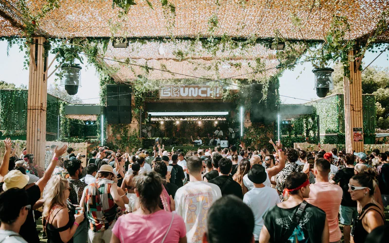 Crowd enjoying an open-air DJ set at Brunch Electronik Lisboa 2025 in Tapada da Ajuda
