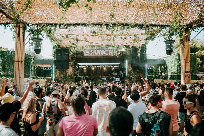 Crowd enjoying an open-air DJ set at Brunch Electronik Lisboa 2025 in Tapada da Ajuda