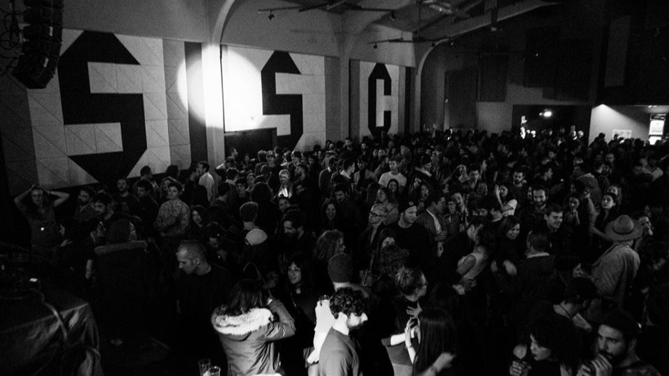 Foule compacte au club Santeria Toscana 31, photo en noir et blanc.
