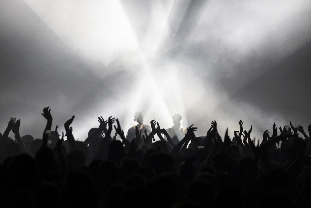 Crowd dancing to Lechuga Zafiro y Verraco at Mira Festival 2025