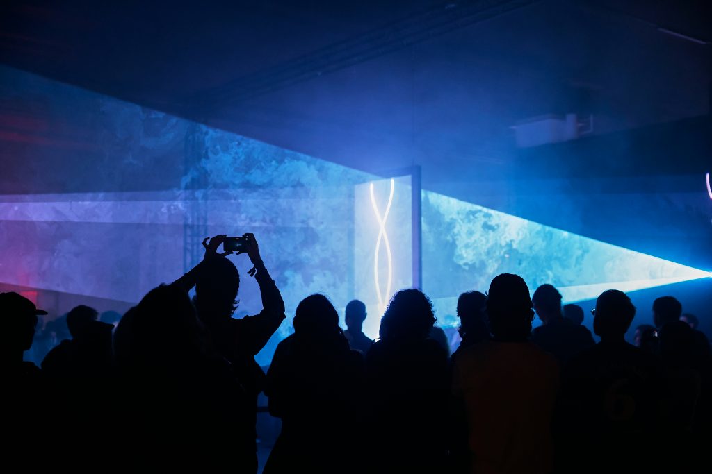 Silueta de público mirando la instalación visual Cíclic creado por Ferrán Belmon