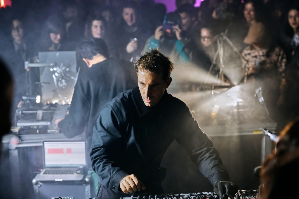 Lolo Y sosaku actuando rodeados de espectadores en el MIRA Festival 2025