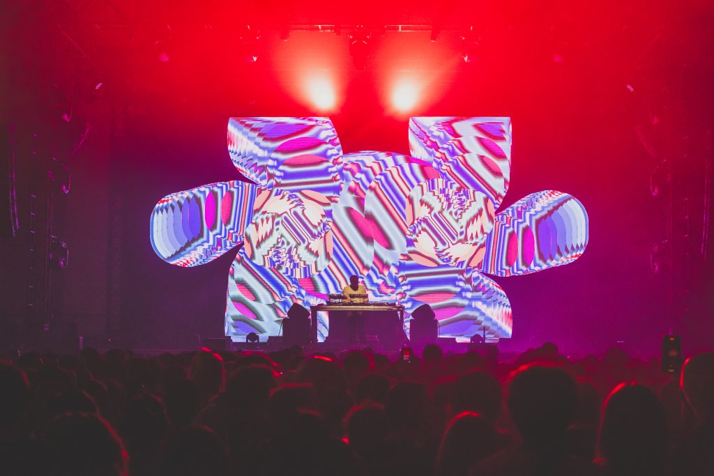 Blawan tocando en Mira Festival con visuales psicodélicos en la pantalla