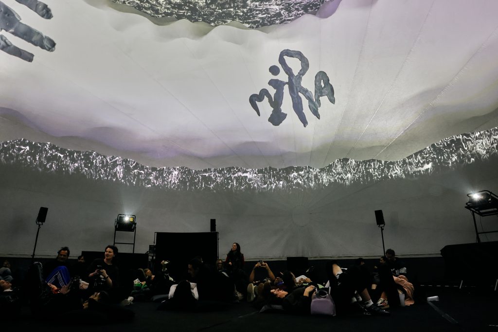 Interior de la experiencia del Dome en el Mira Festival 2025