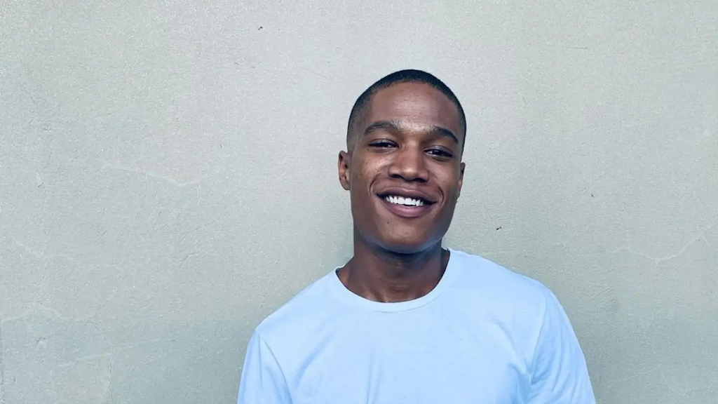 Retrato del DJ Dokta OOZ delante de una pared blanca