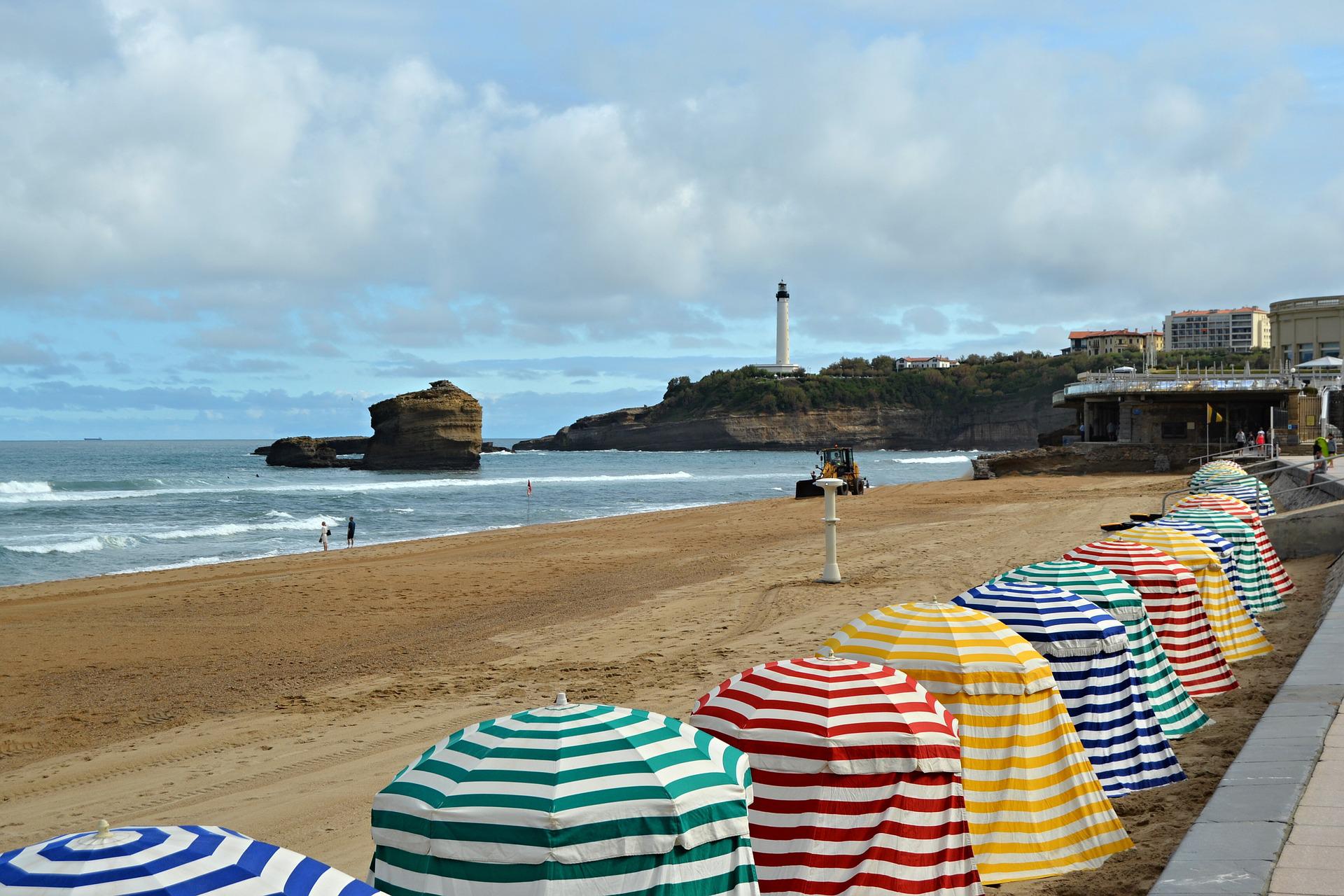 Beach weather. Биарриц пляж. Пляж Биарриц Франция. Пляж Радужный. Радужный песок на пляже.