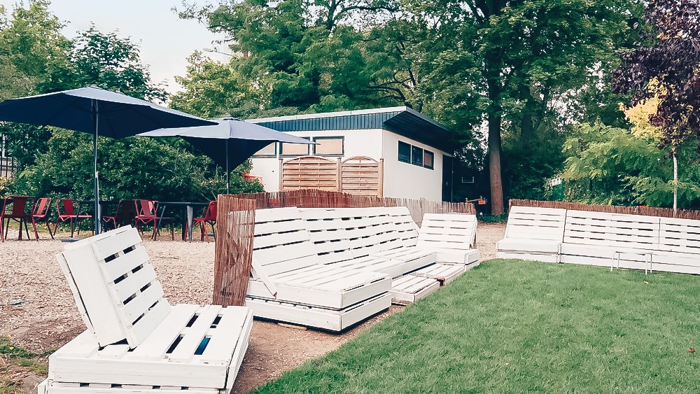 Les Pieds Dans l'Herbe