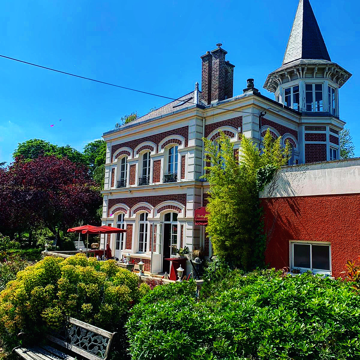 Les Pieds Dans l'Herbe gallery image