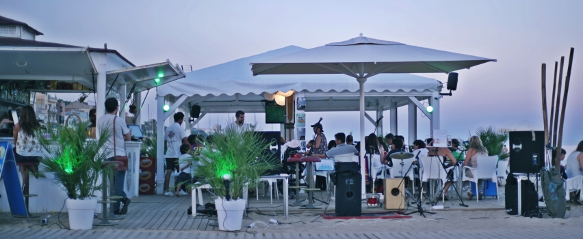 Mil Olas Lounge Beach gallery image