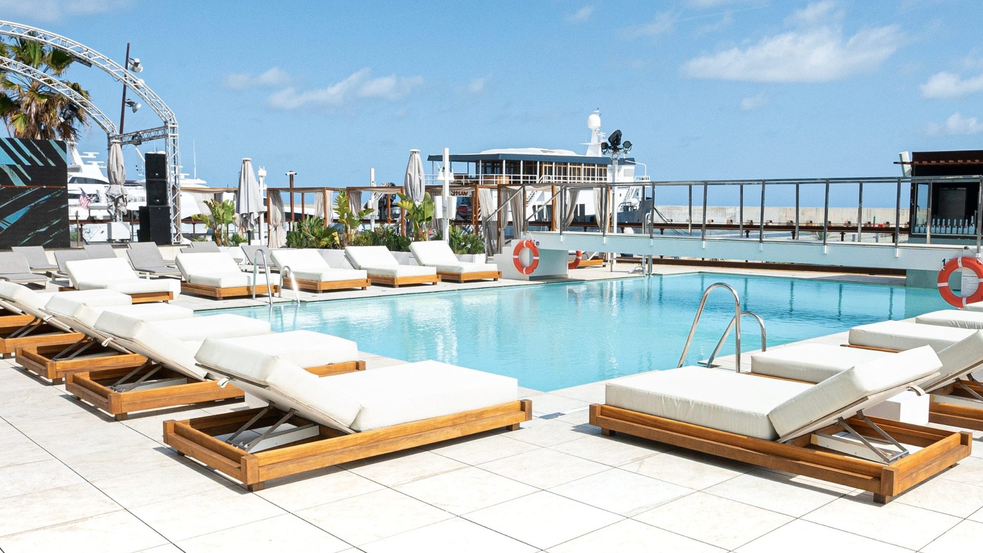 *Beach Club (12:00 - 17:00)