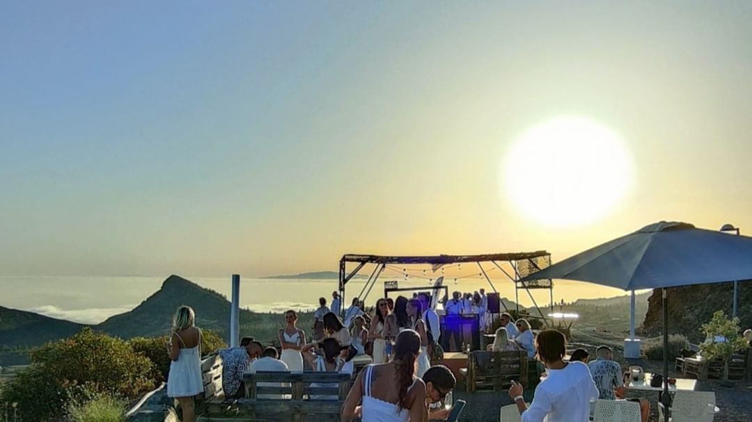 EN LAS NUBES Sunset Experience + Cave Party-Eventplakat