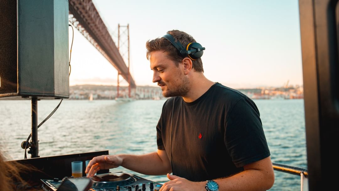 Cartell de l'esdeveniment Lisbon: Sunset Boat Party with Live DJ and Night Club Entry