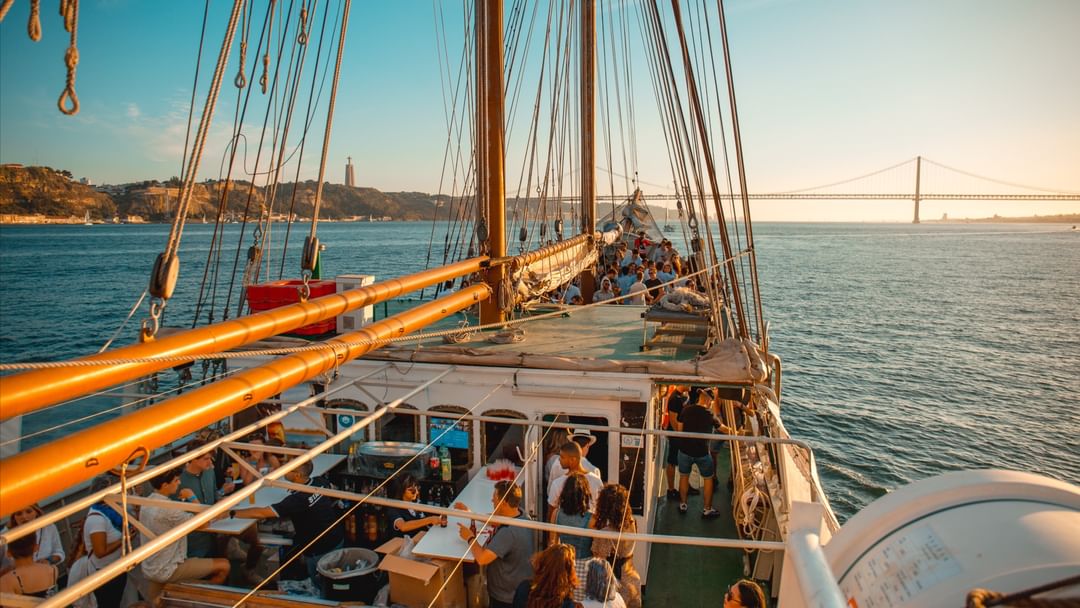 Copertina evento Lisbon: Sunset Boat Party with Live DJ and Night Club Entry