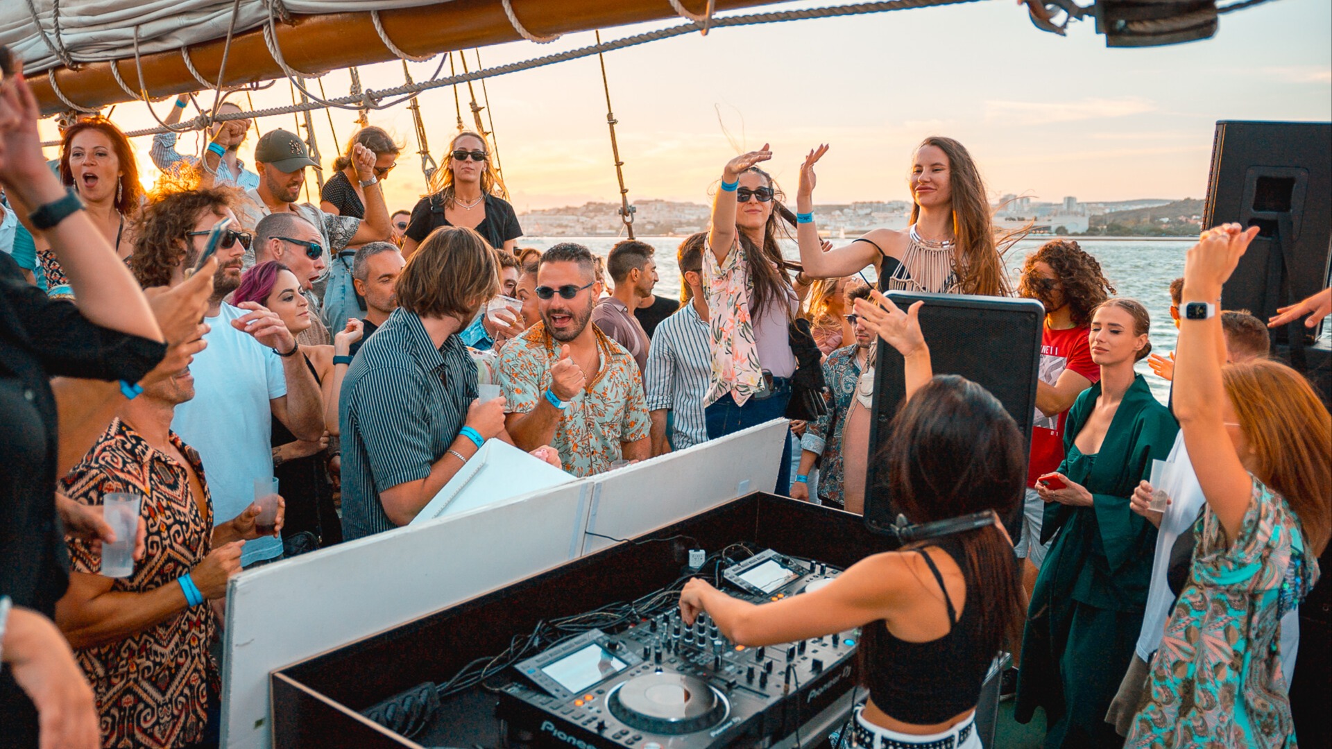 Lisbon: Sunset Boat Party with Live DJ and Night Club Entry