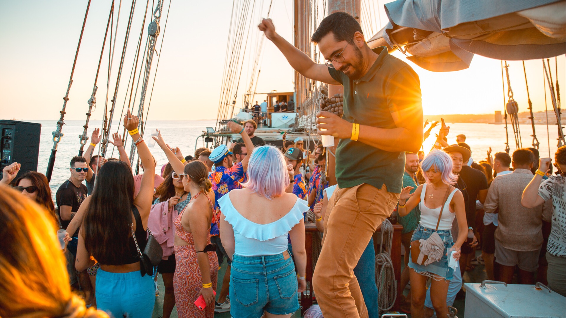 Lisbon: Sunset Boat Party with Live DJ and Night Club Entry