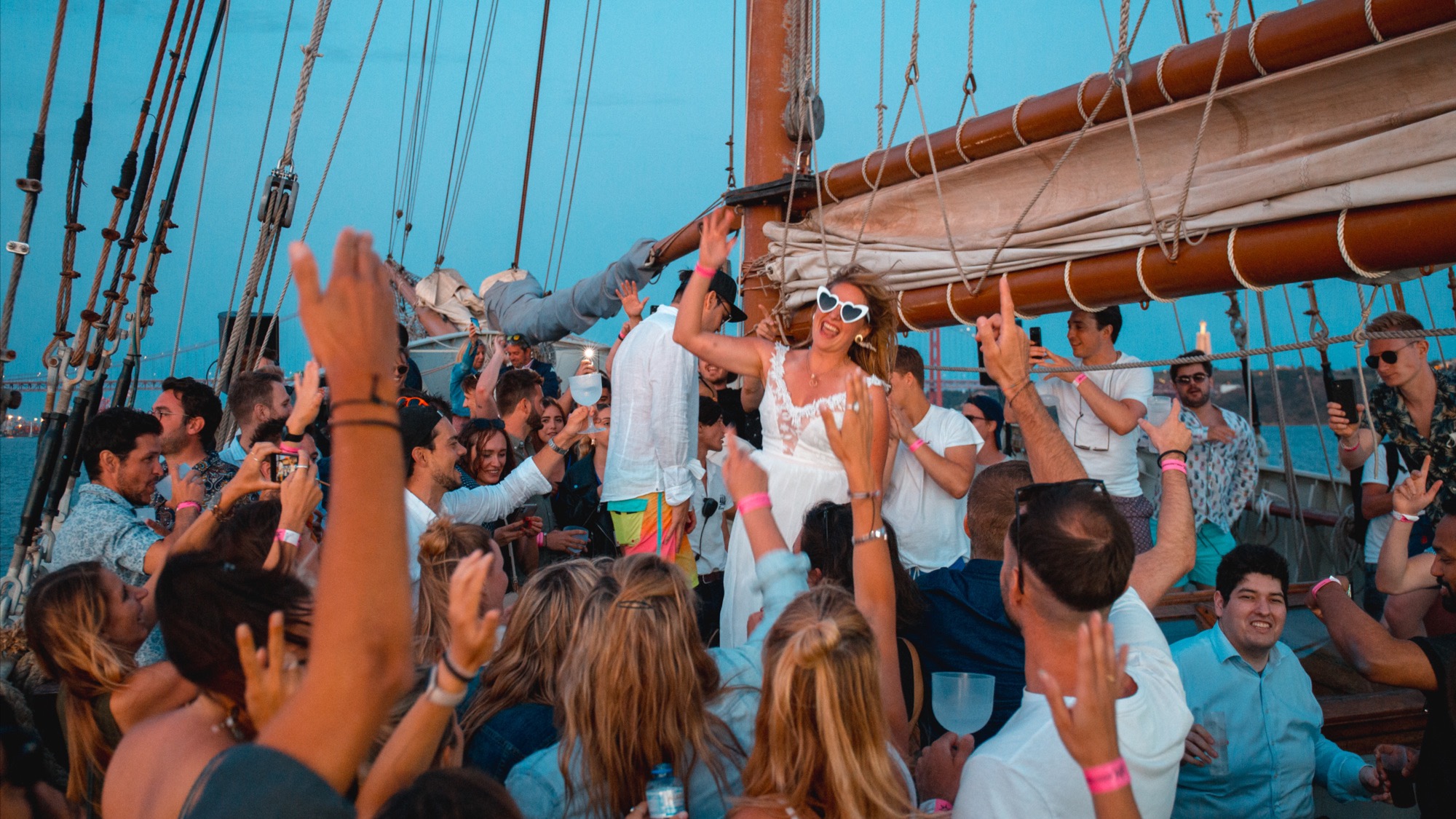 Lisbon: Sunset Boat Party with Live DJ and Night Club Entry