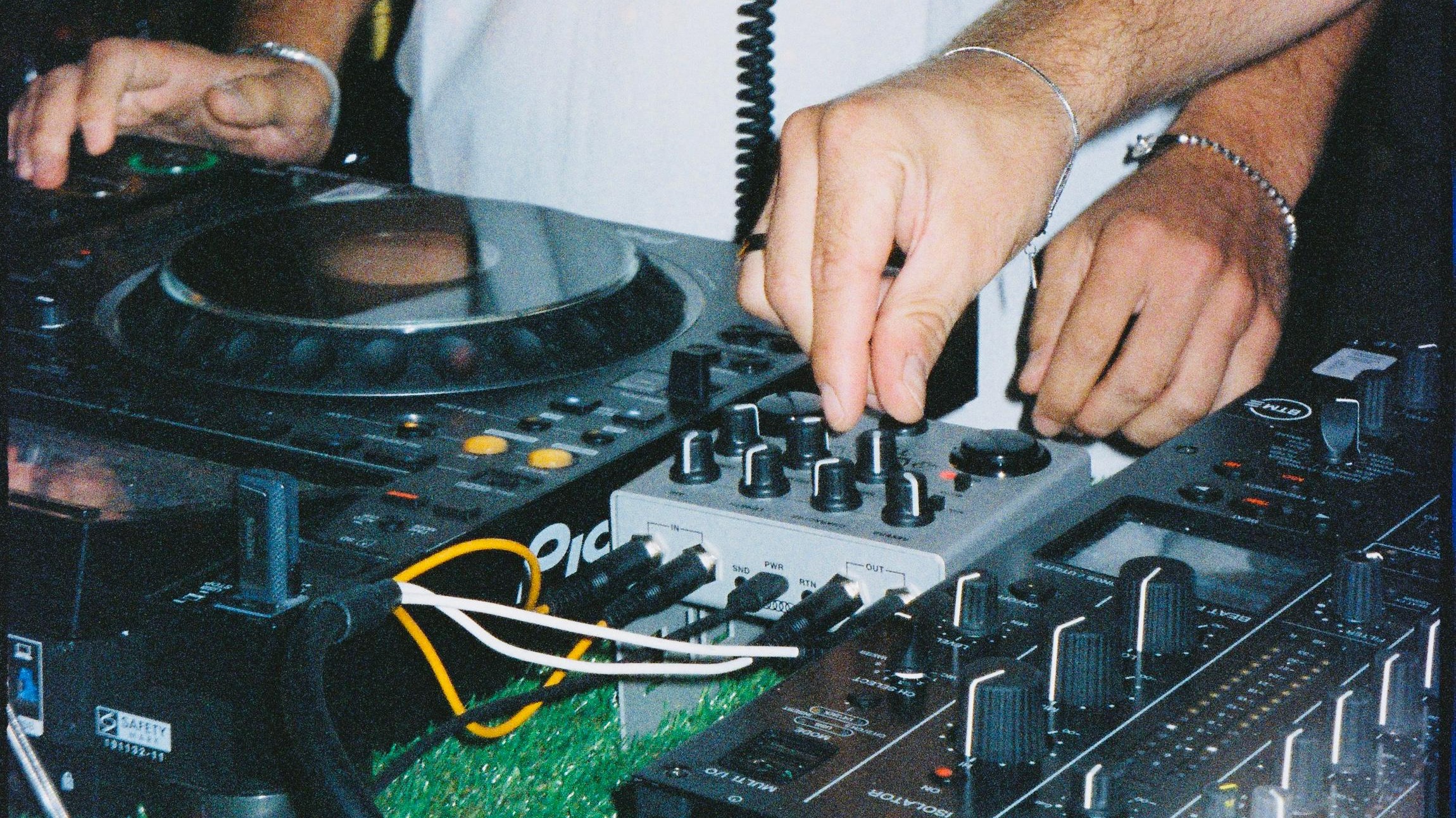 Los Roques x Chapters - Calçotada by Sandwich club